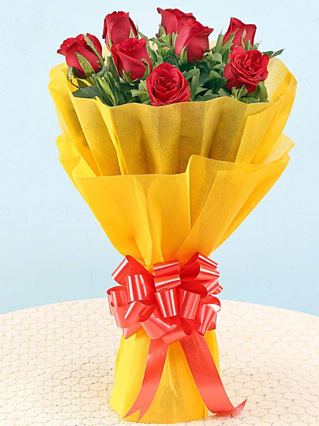 

fnp Red & Green 11 Pieces Roses Fresh Flowers Bouquet