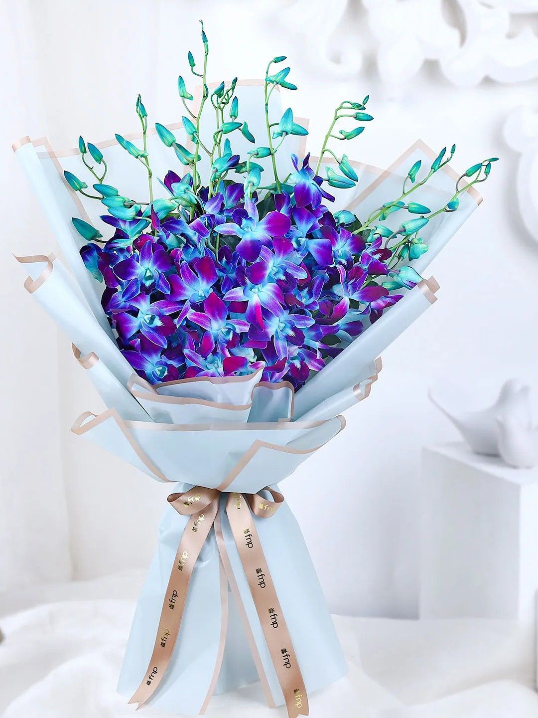 

fnp Blue & Green 10 Pieces Orchid Fresh Flowers Bouquet