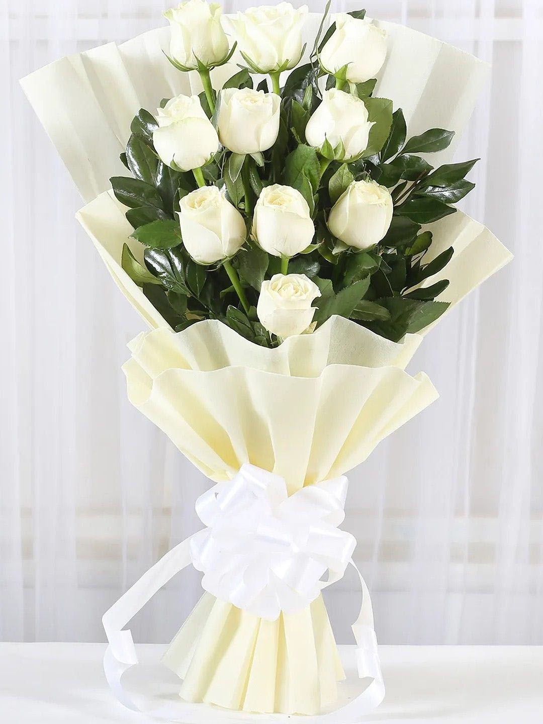 

fnp White & Green 10 Pieces Roses Fresh Flowers Bouquet