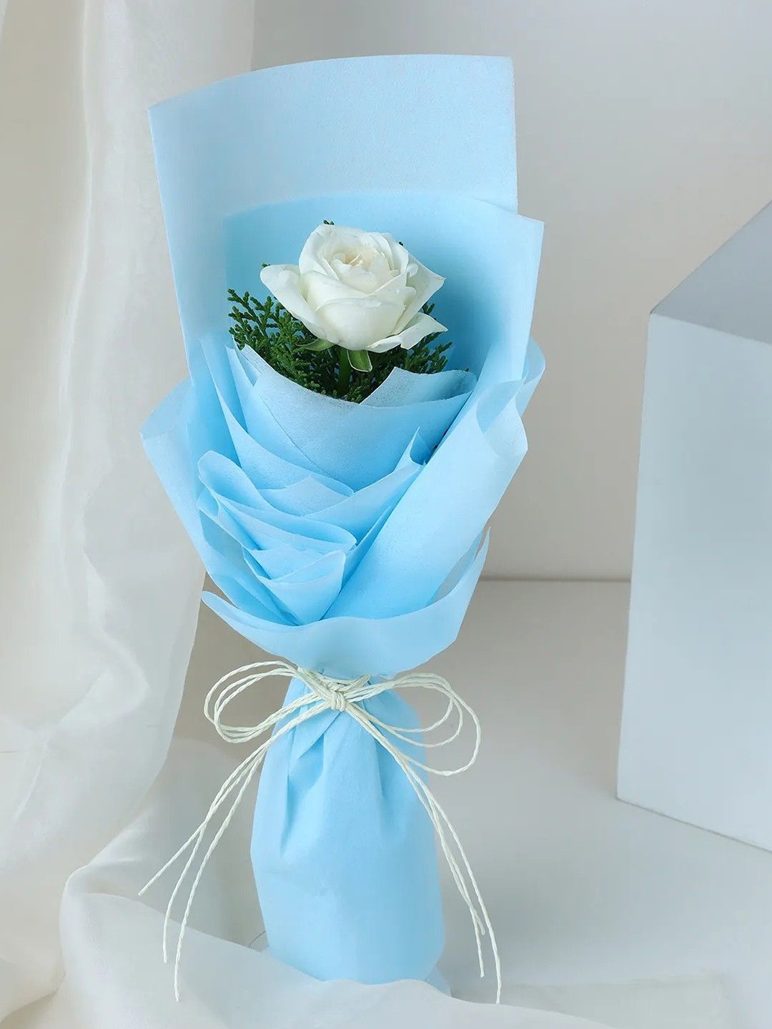 

fnp White & Green Rose Fresh Flower Bouquet