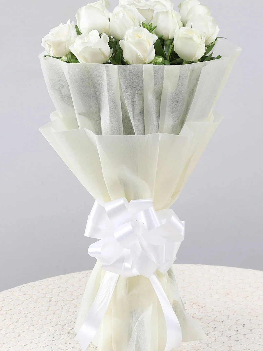 

fnp White & Green 10 Pieces Roses Fresh Flowers Bouquet