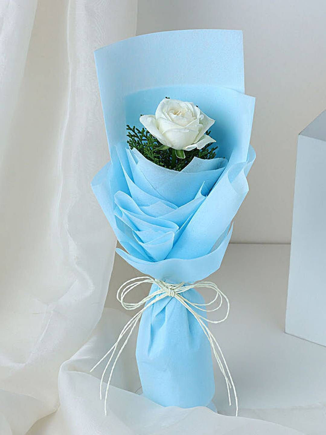 

fnp White & Green Roses Fresh Flowers