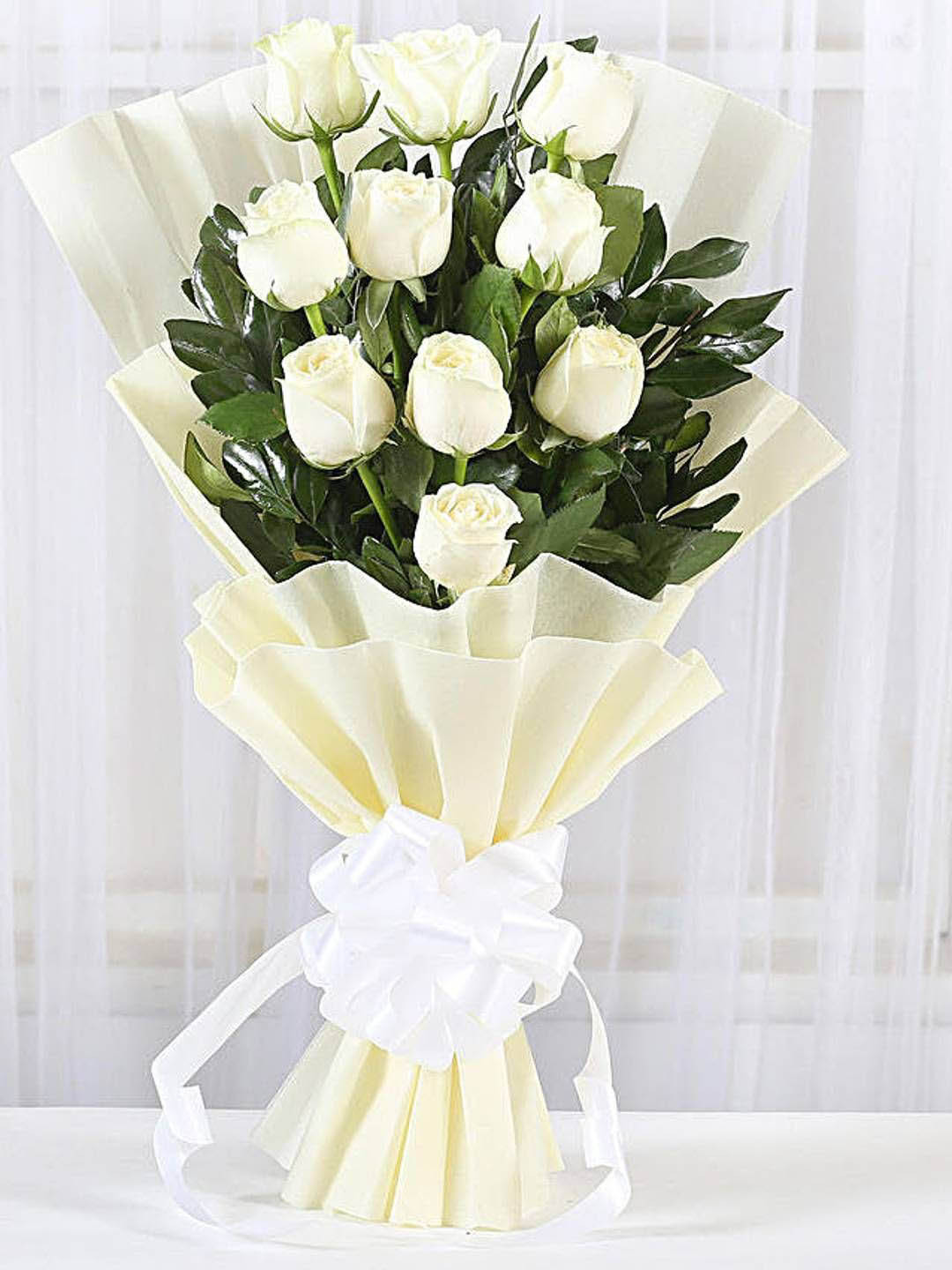

fnp White & Green 10 Pieces Rose Bouquet