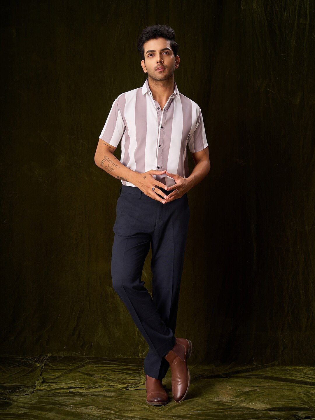 

Fashion FRICKS Men Striped Spread Collar Casual Shirt, Lavender