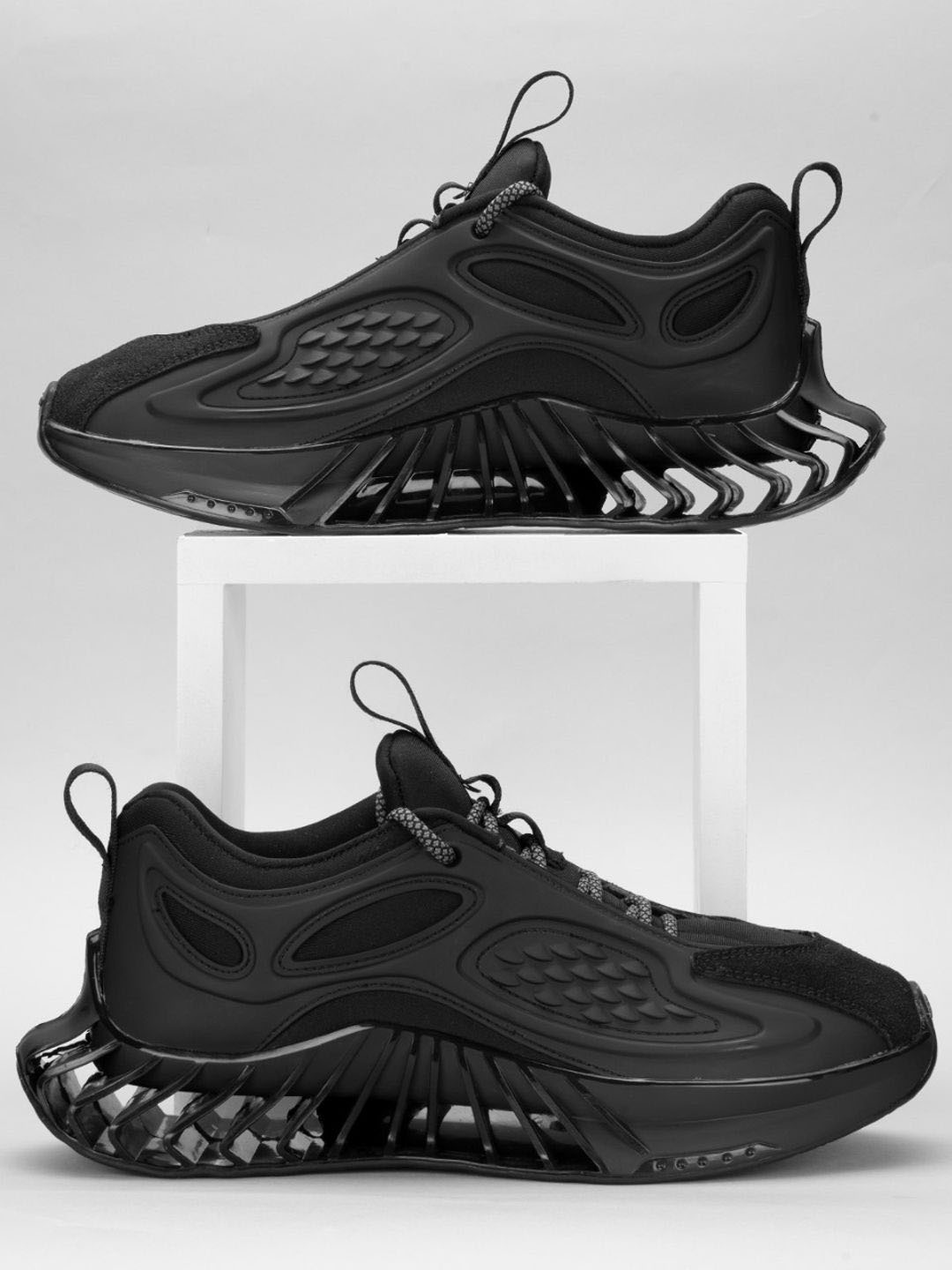 

Atom Men Mesh Sneakers, Black