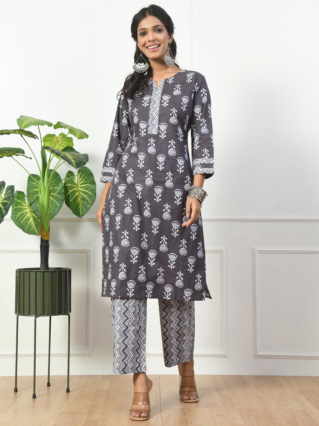

ETISHA Ethnic Motifs Printed Pure Cotton Straight Kurta With Trousers, Grey
