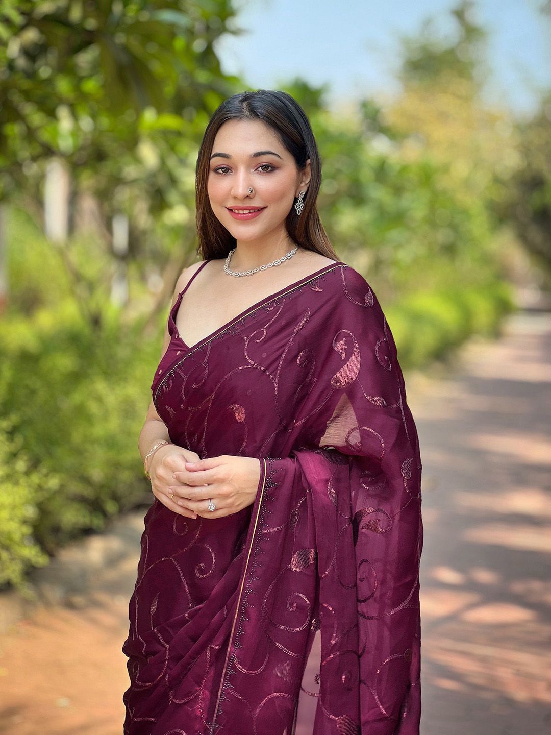 

Rekha Maniyar Ethnic Motifs Embroidered Satin Saree, Magenta