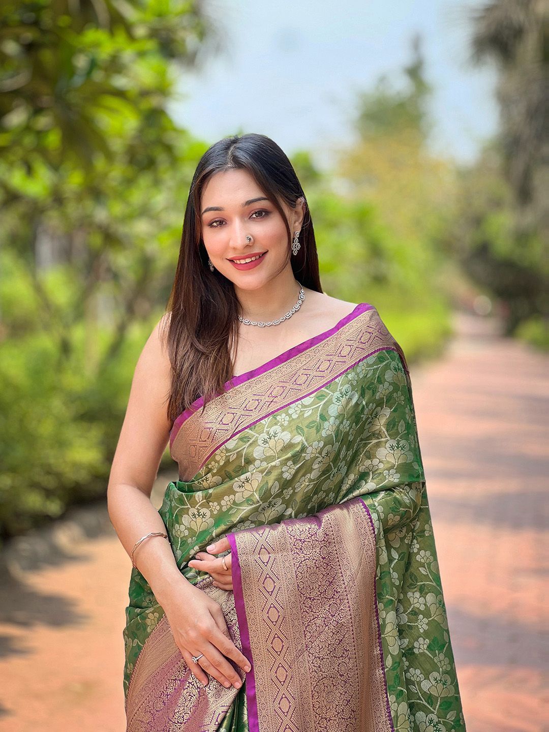 

Rekha Maniyar Woven Design Zari Pure Silk Kanjeevaram Saree, Olive