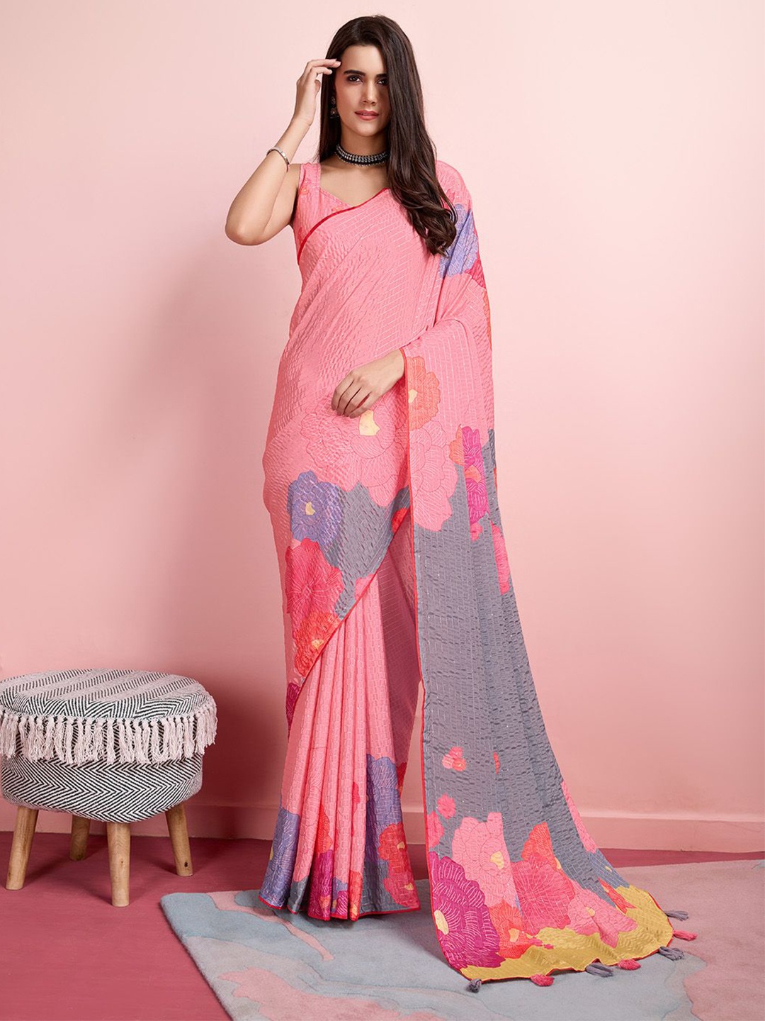 

Rekha Maniyar Abstract Printed Sequinned Saree, Pink