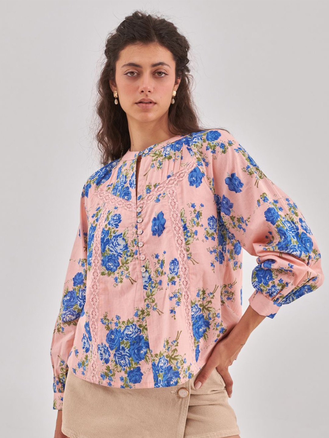 

QOMN Mandarin Collar Floral Printed Cotton Top, Peach