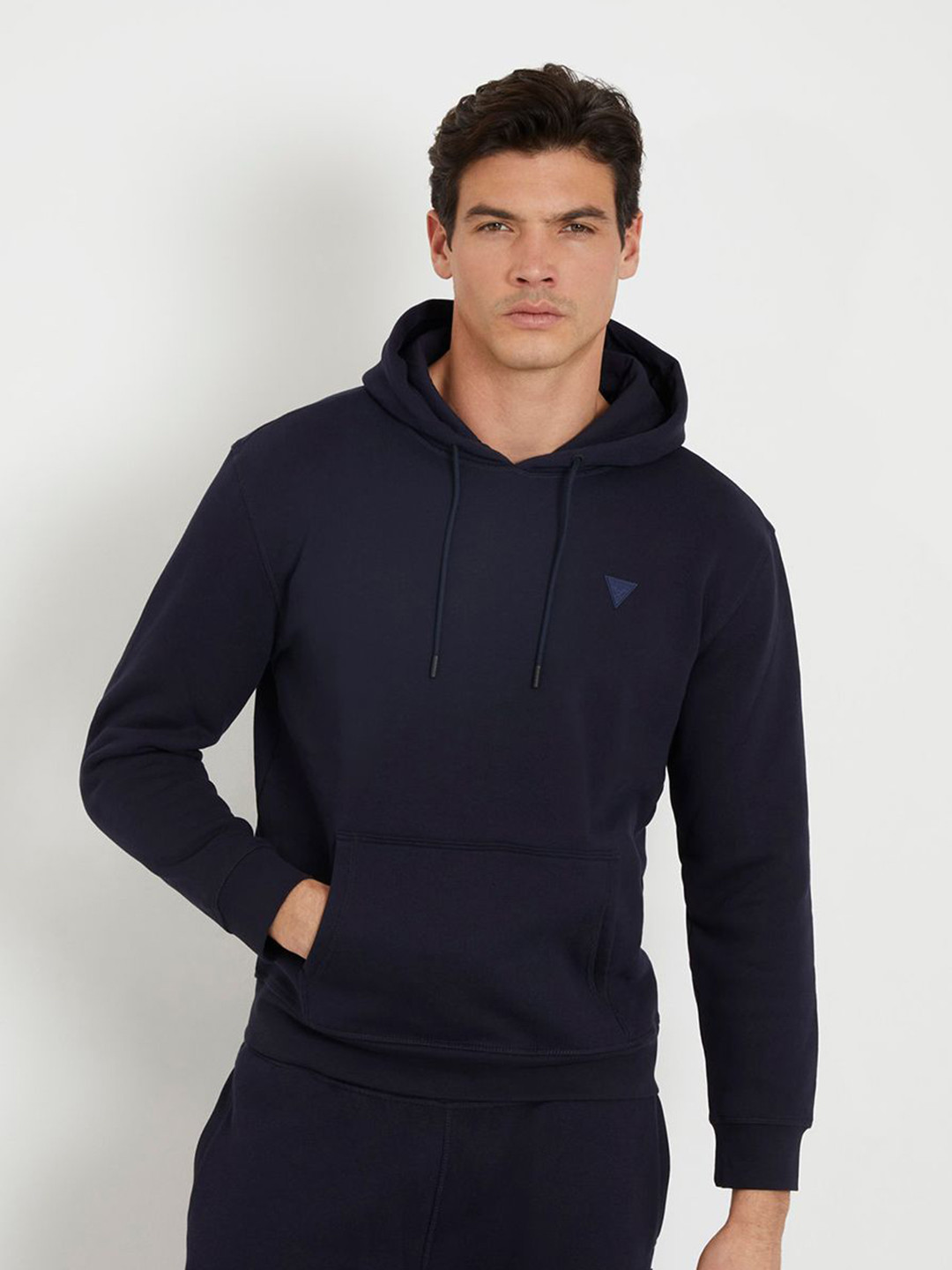 

GUESS Men Solid Applique Brand Logo Hooded Sweatshirt, Navy blue