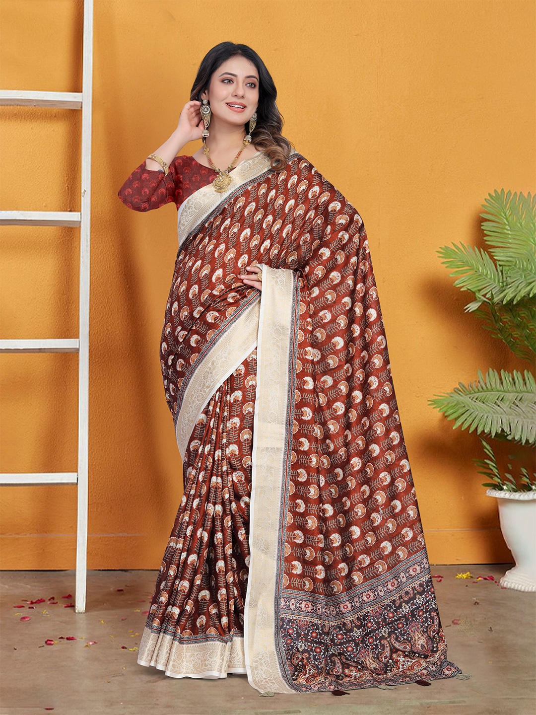 

Mitera Floral Zari Tussar Saree, Maroon