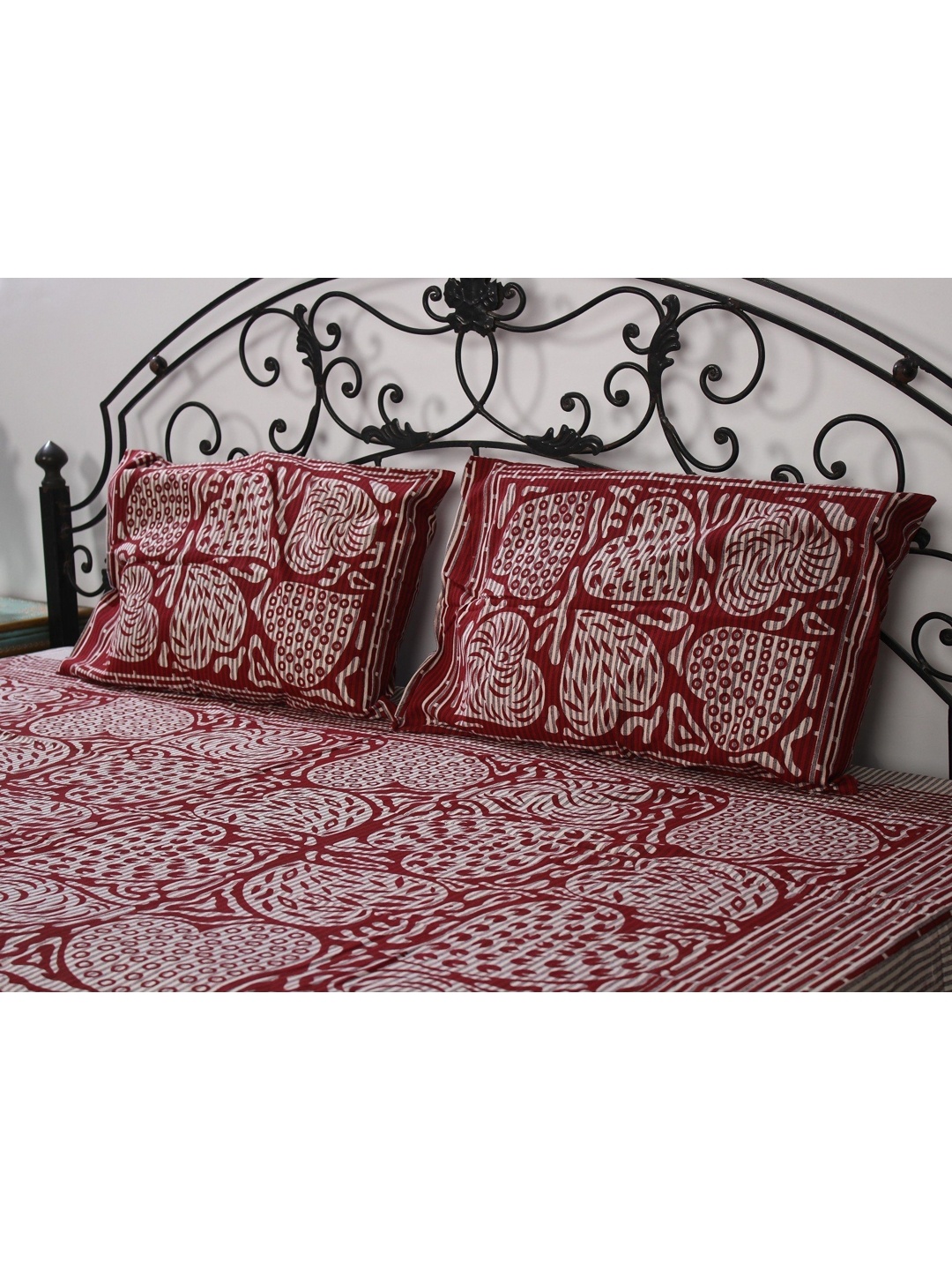 

Exotic India Red & White Floral 300 TC Queen Bedsheet with 2 Pillow Covers