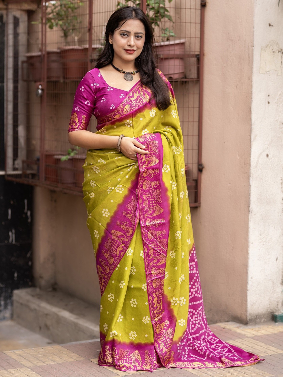 

Mitera Bandhani Poly Crepe Bandhani Saree, Olive