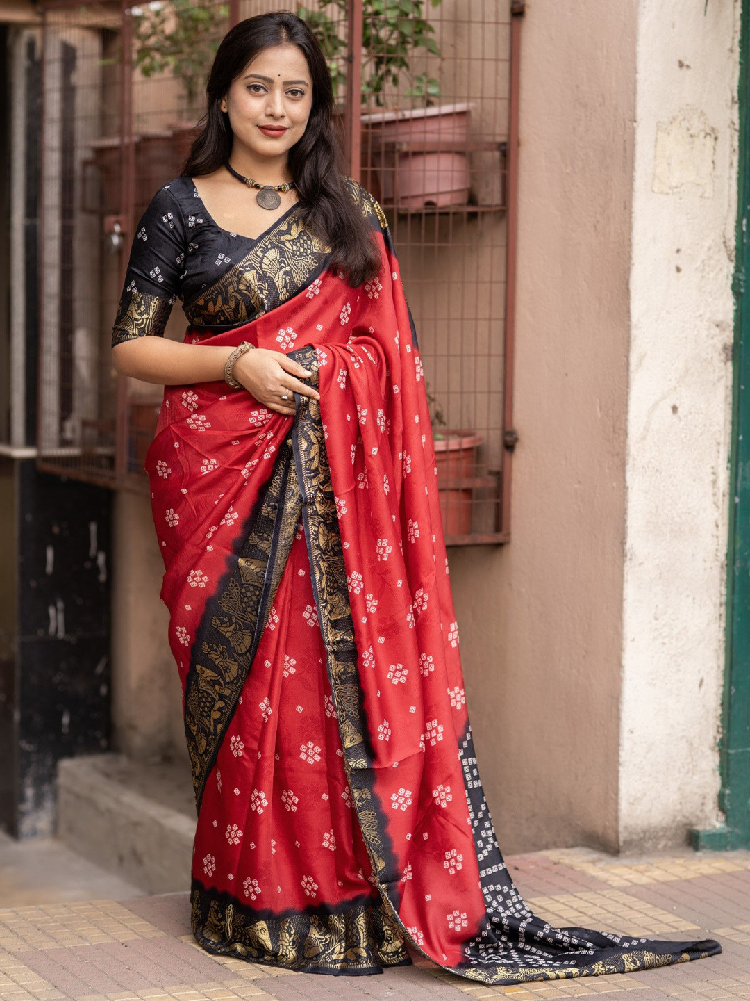 

Mitera Bandhani Zari Bandhani Saree, Red