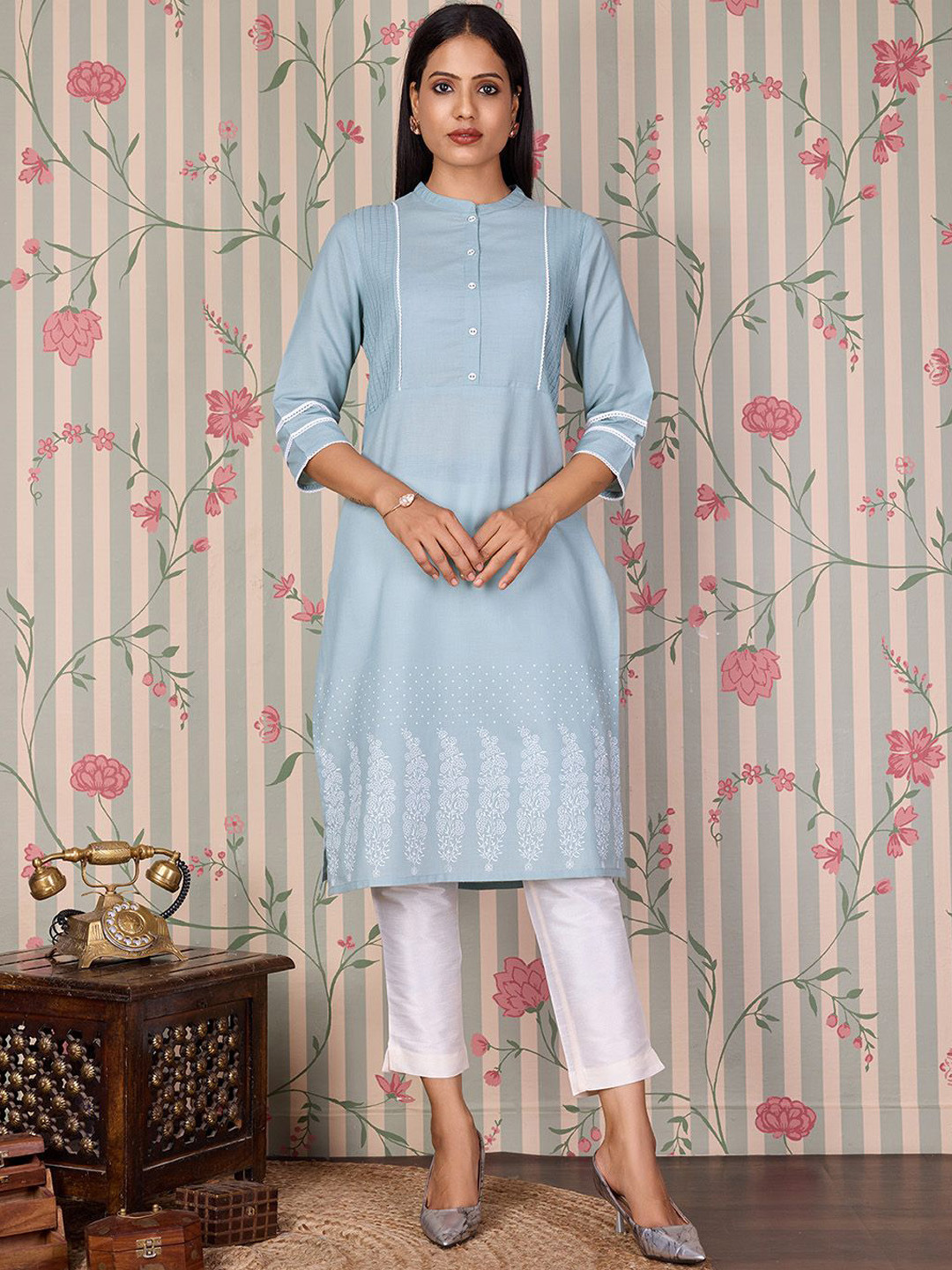 

Ode by House of Pataudi Floral Printed Mandarin Collar Straight Kurta, Blue