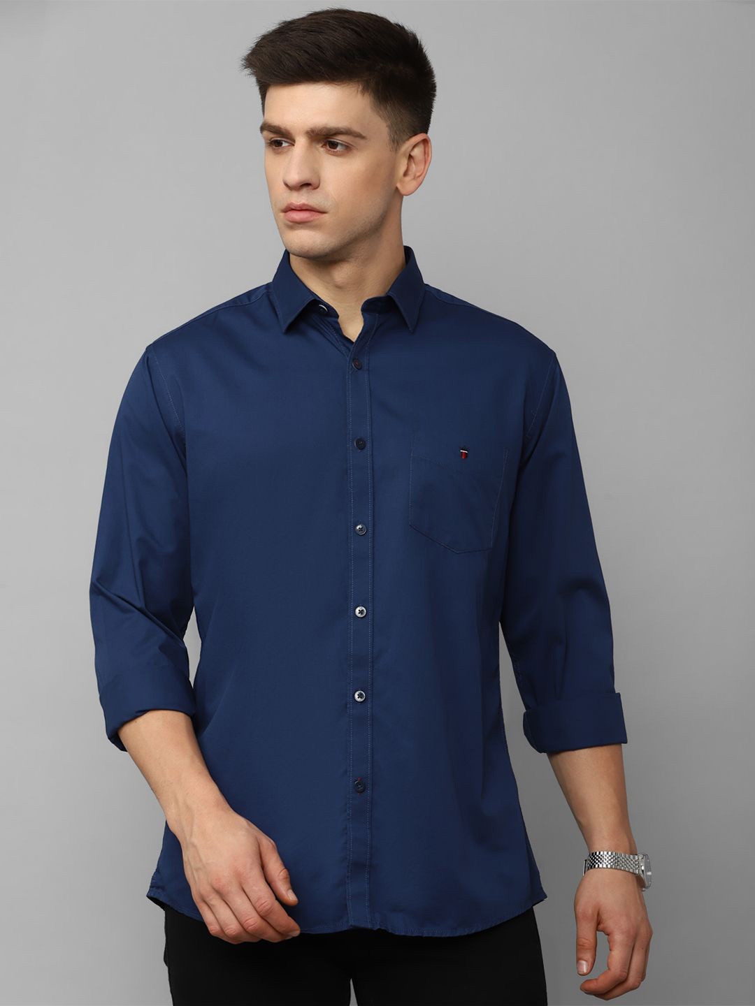 

Louis Philippe Sport Men Solid Spread Collar Casual Shirt, Navy blue