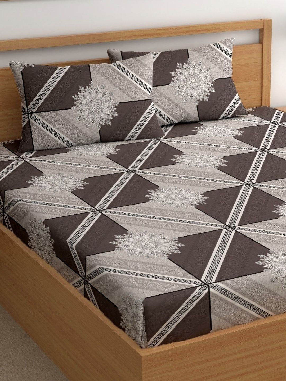 

CHHAVI INDIA Grey & Brown Ethnic Motifs 210 TC King Bedsheet with 2 Pillow Covers