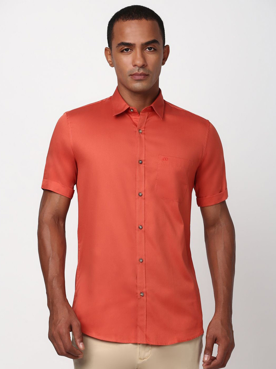 

Peter England Casuals Men Solid Spread Collar Shirt, Orange