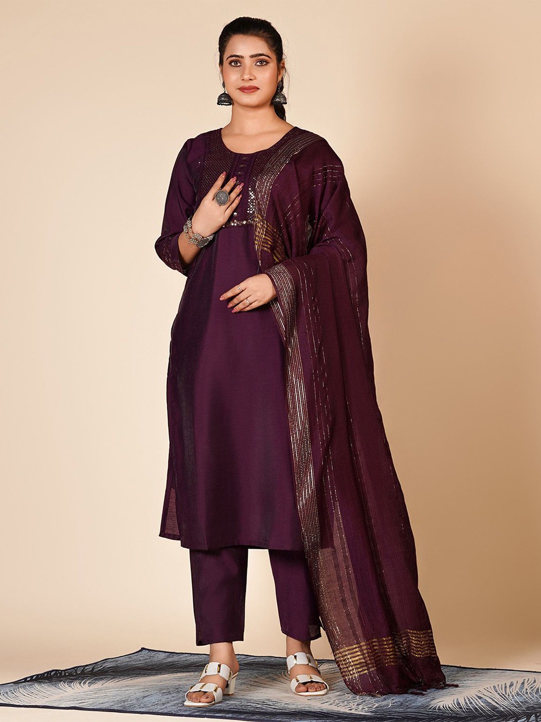 

A.V.M Prints Embellished Round-Neck Kurta Set, Burgundy