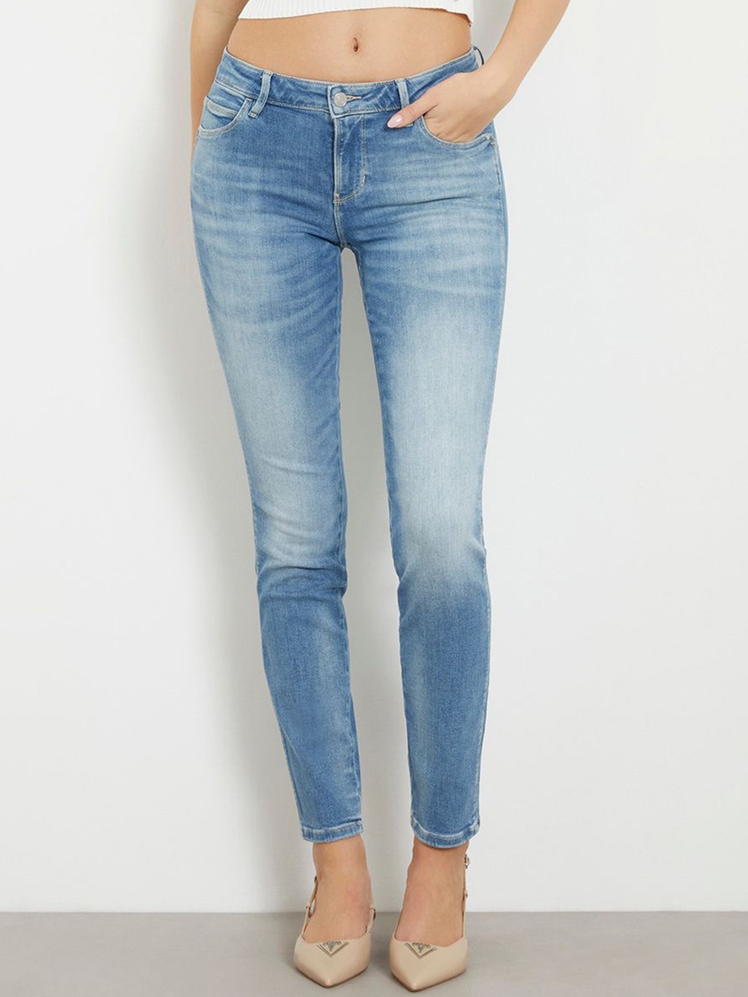 

GUESS Women Skinny Fit Heavy Fade Mid-Rise Clean Look Cotton Jeans, Blue