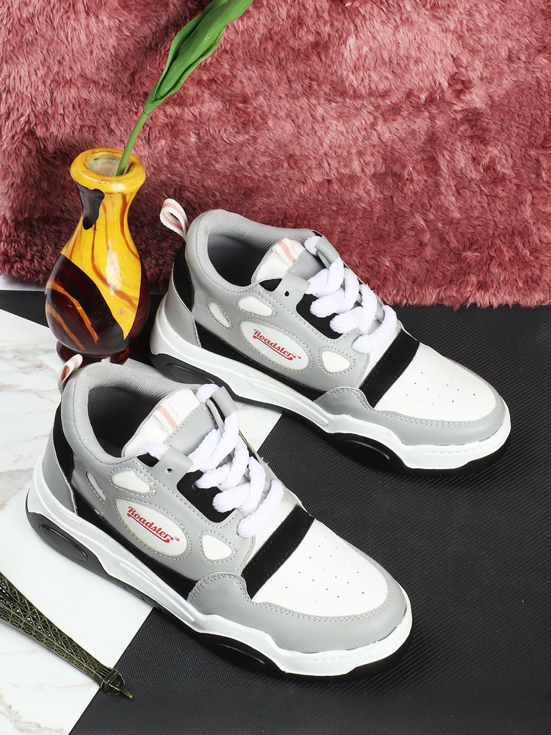 

The Roadster Lifestyle Co. Women Grey Round Toe Comfort Insole Lightweight Mesh Sneakers