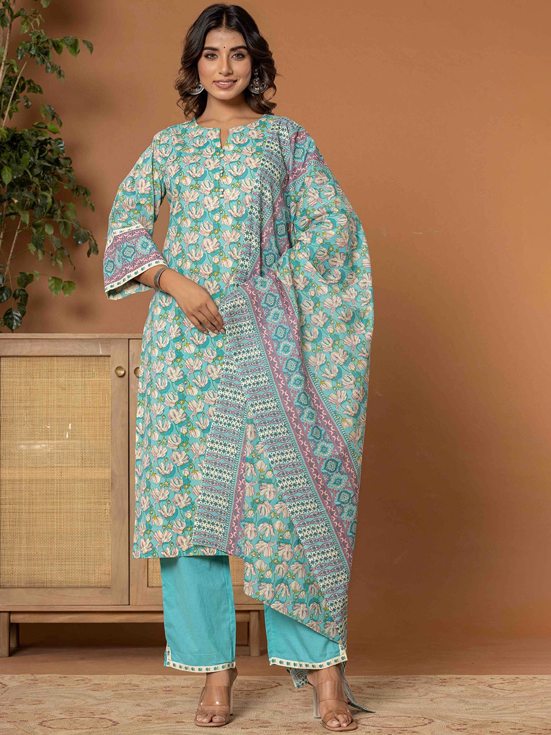 

Do Dhaage Floral Printed Flared Sleeves Pure Cotton Kurta with Trousers & Dupatta, Green