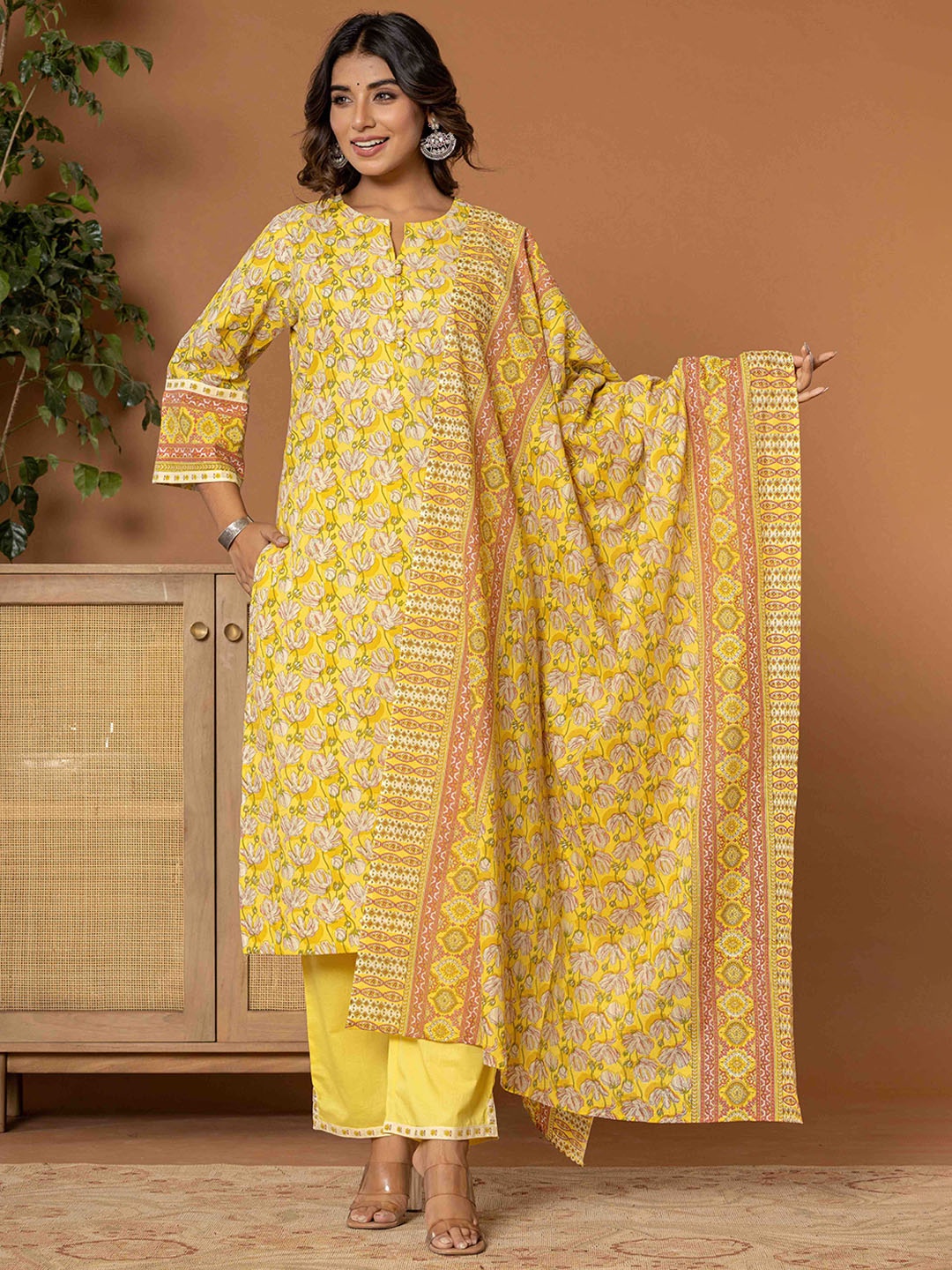 

Do Dhaage Floral Printed Flared Sleeves Pure Cotton Kurta with Trousers & Dupatta, Yellow