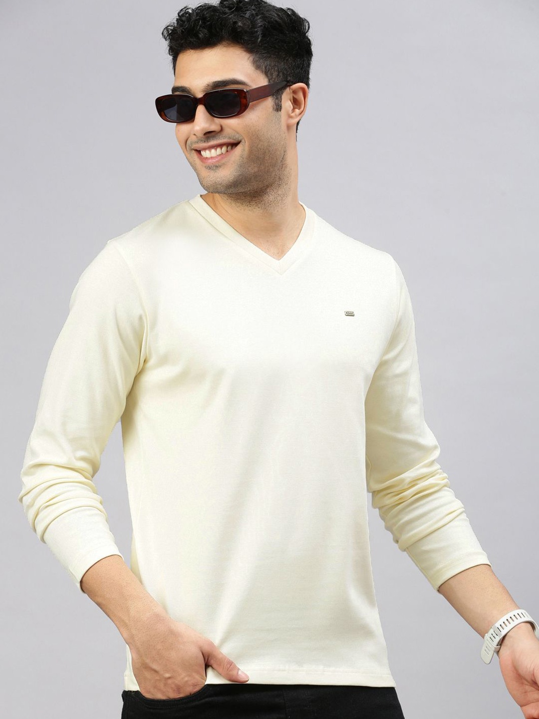 

ZEDD Men V-Neck Solid T-shirt, Off white
