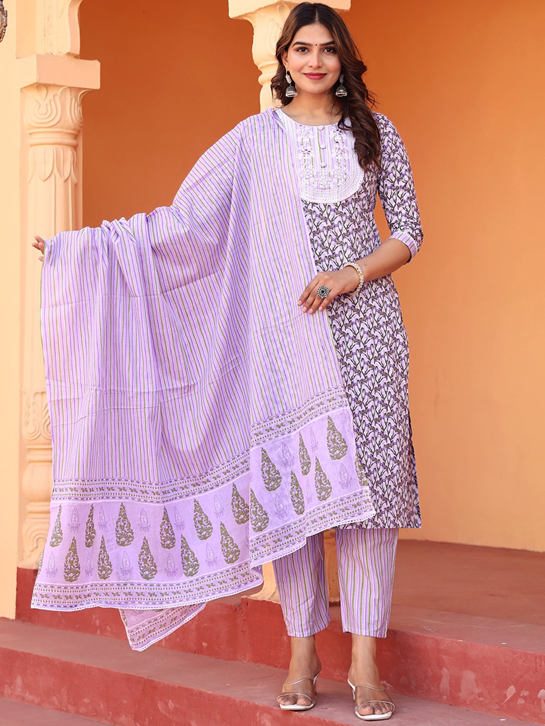 

TANESHWAR Floral Printed Thread Work Straight Kurta With Trousers & Dupatta, Purple