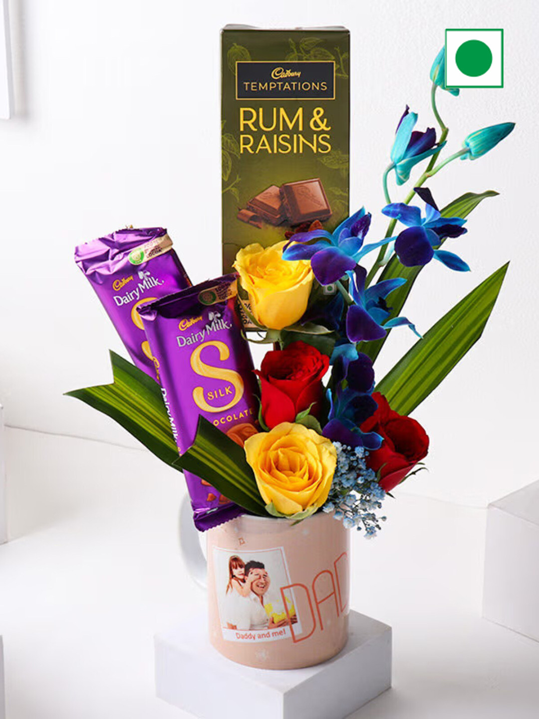 

Floweraura 4-Roses & 1-Blue Flower Fresh Live Flower in Mug With 3 Chocolates, Multi
