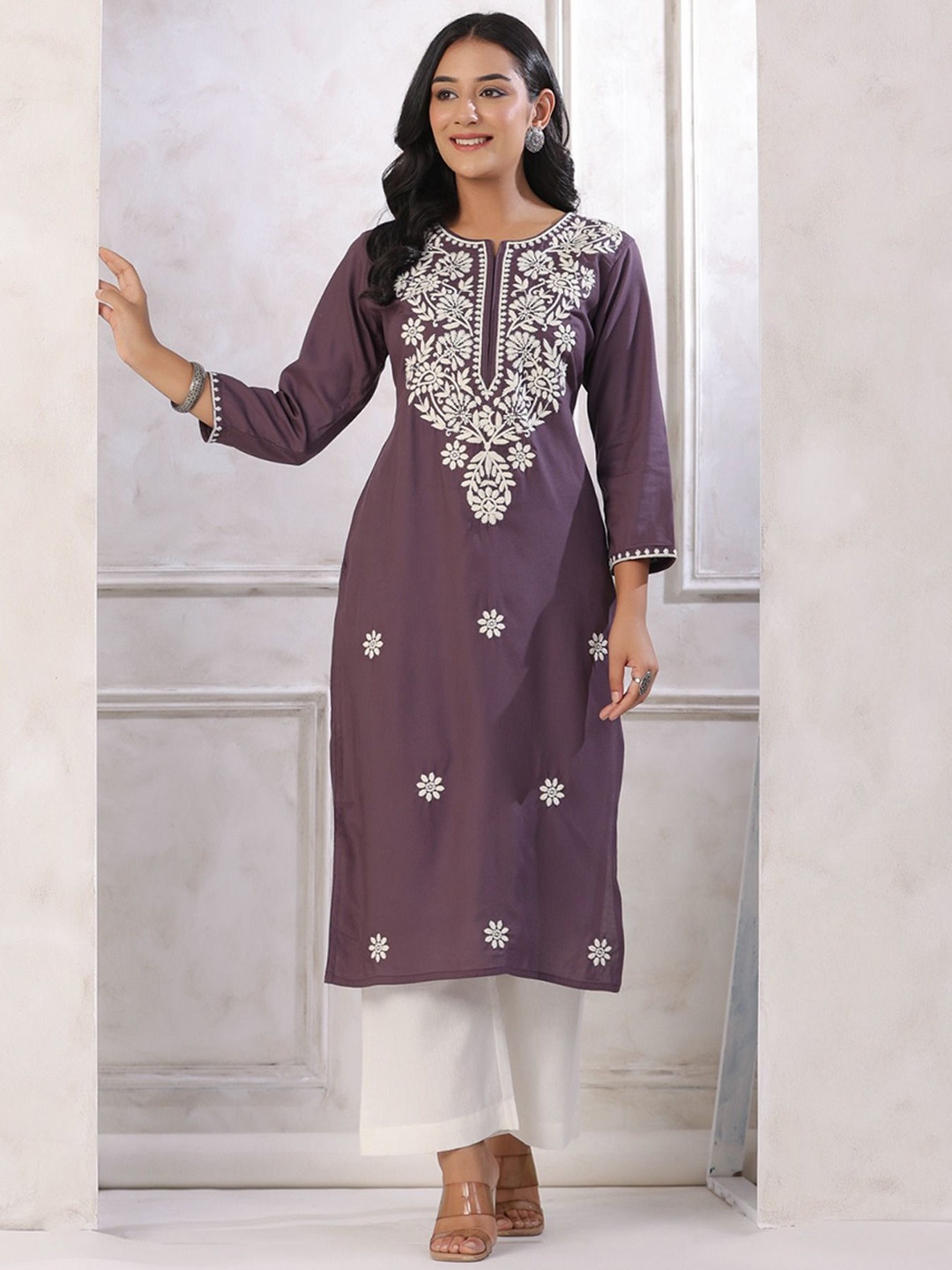 

INDYES Ethnic Motifs Yoke Design Thread Work Straight Kurta, Purple