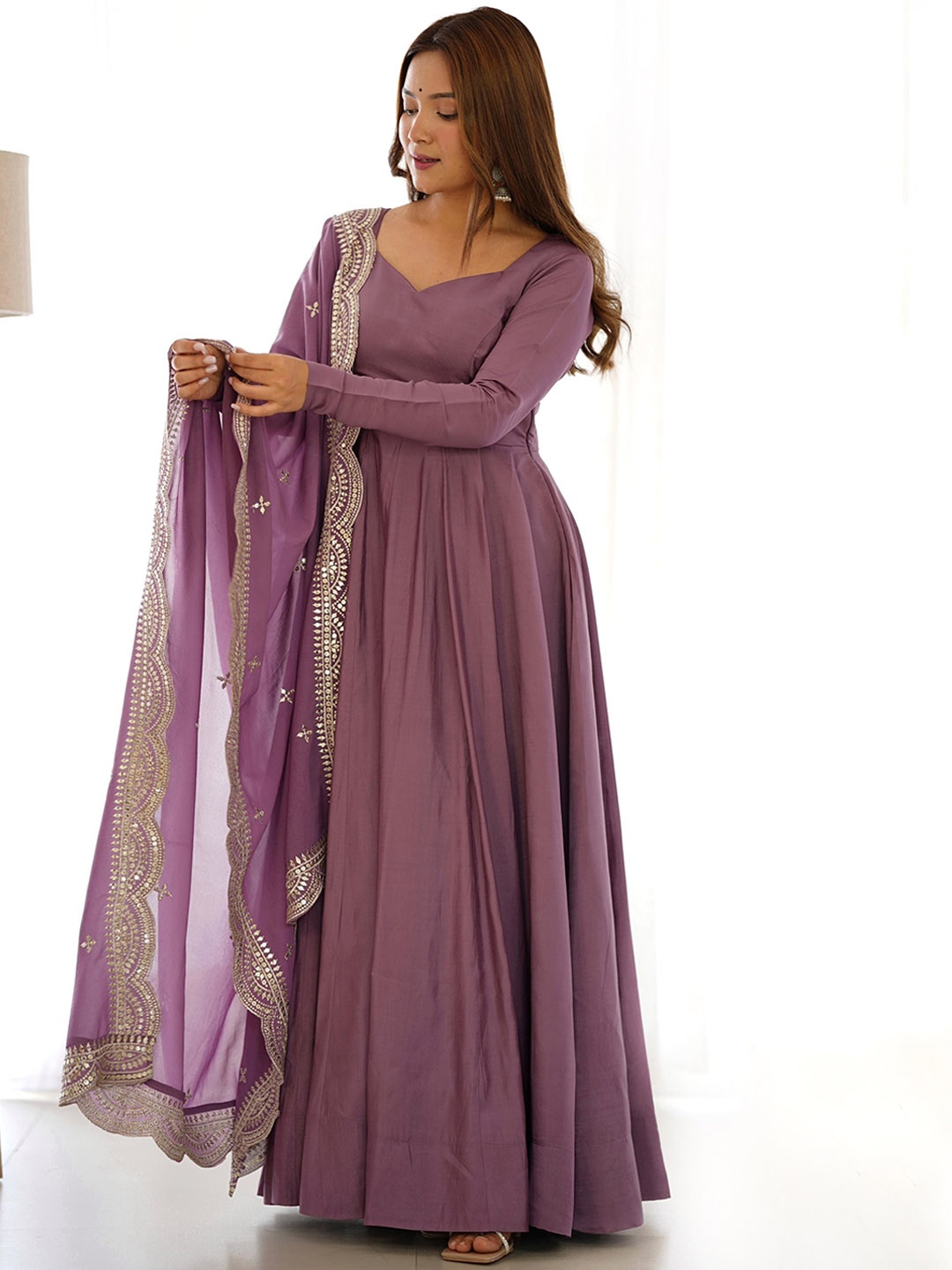 

CANIZZARO Sweetheart Neck Long Sleeves Anarkali Kurta with Trousers & Dupatta, Mauve