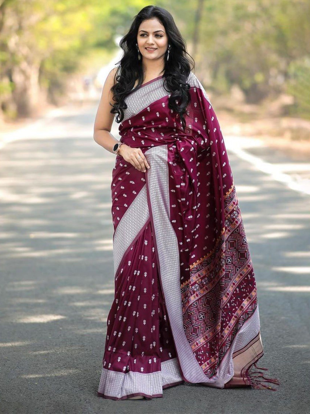 

REALLTREND Floral Zari Art Silk Kanjeevaram Saree, Purple