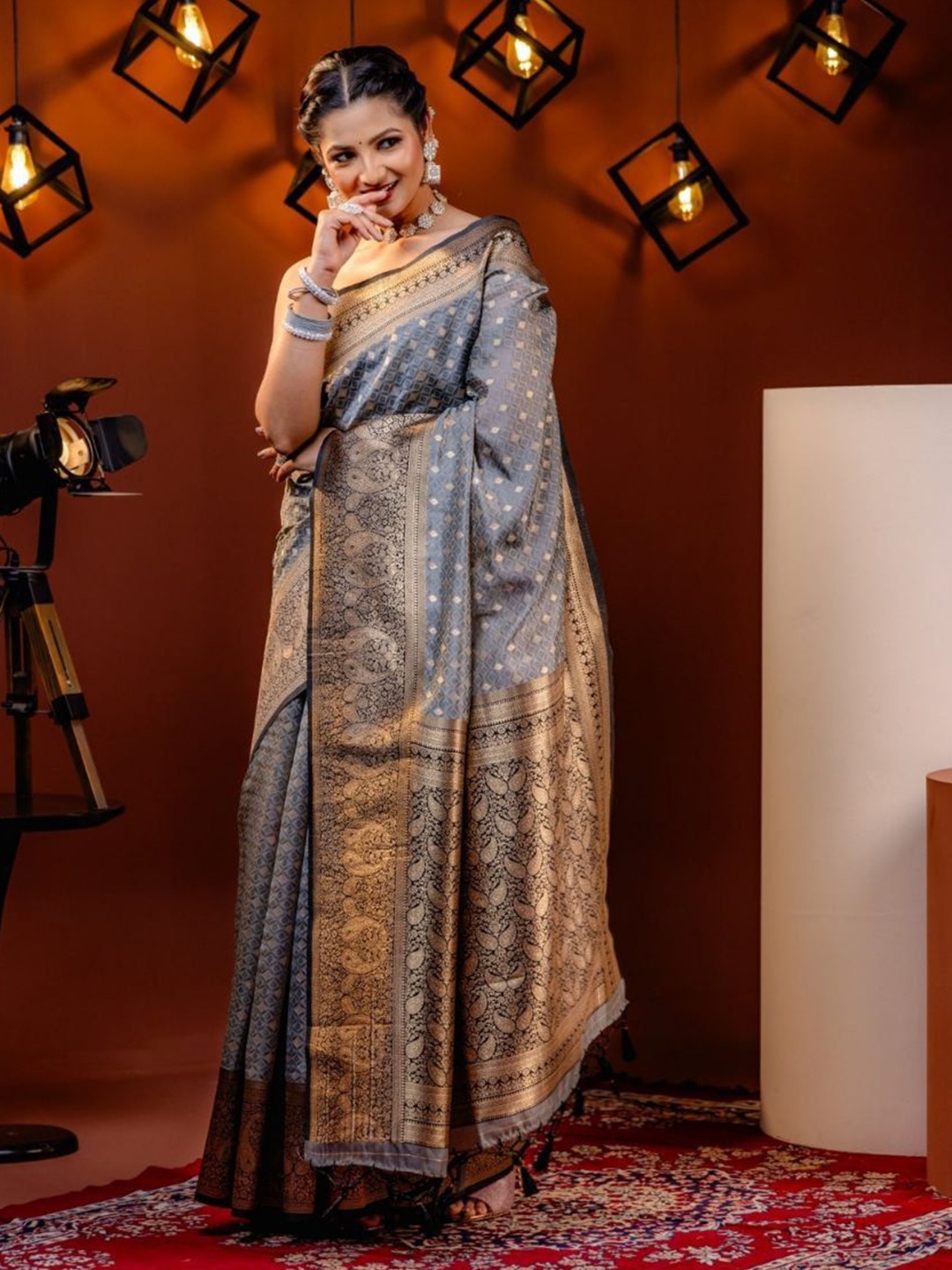 

REALLTREND Woven Design Zari Art Silk Kanjeevaram Saree, Grey