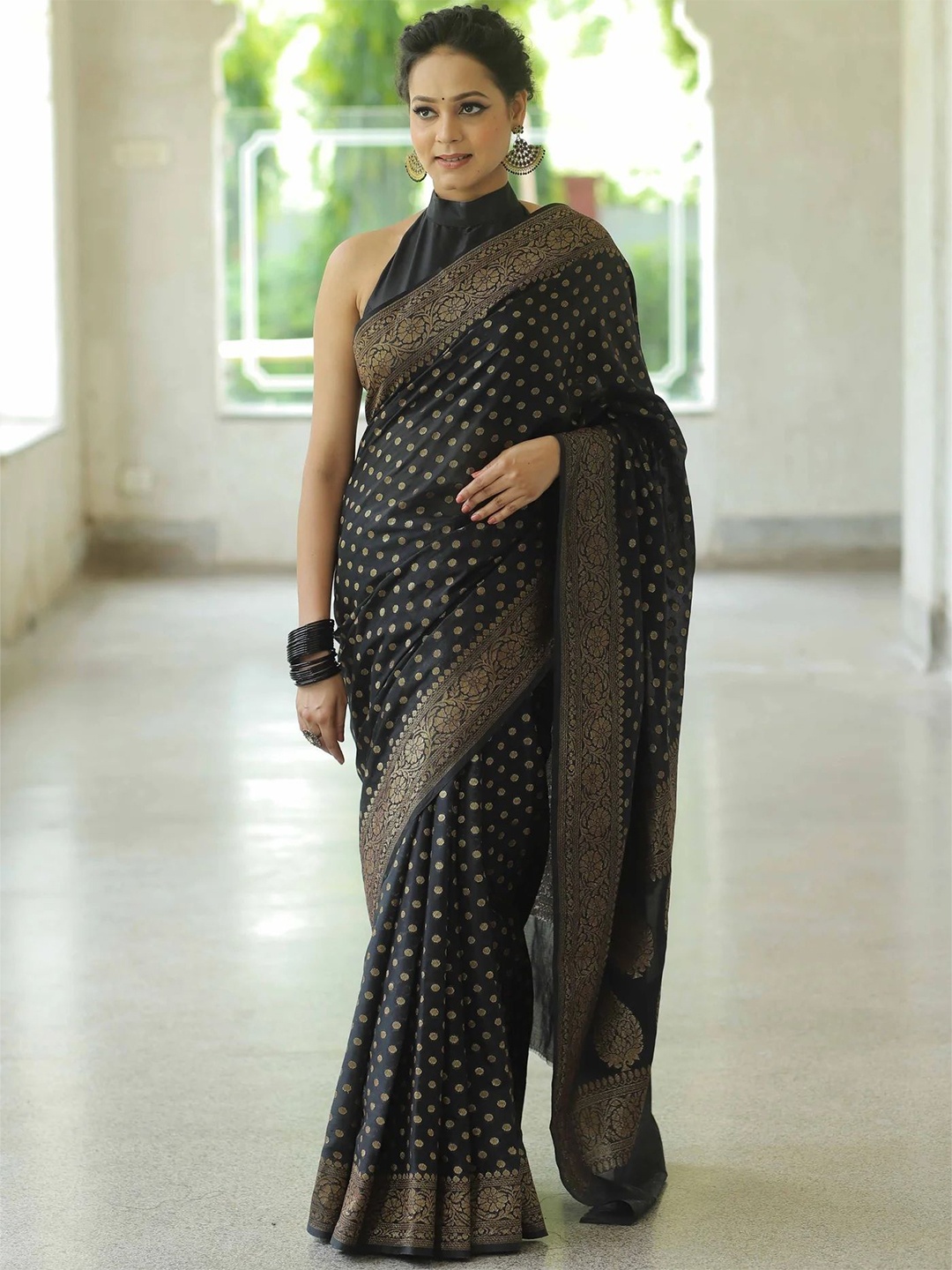 

REALLTREND Woven Design Zari Art Silk Kanjeevaram Saree, Black