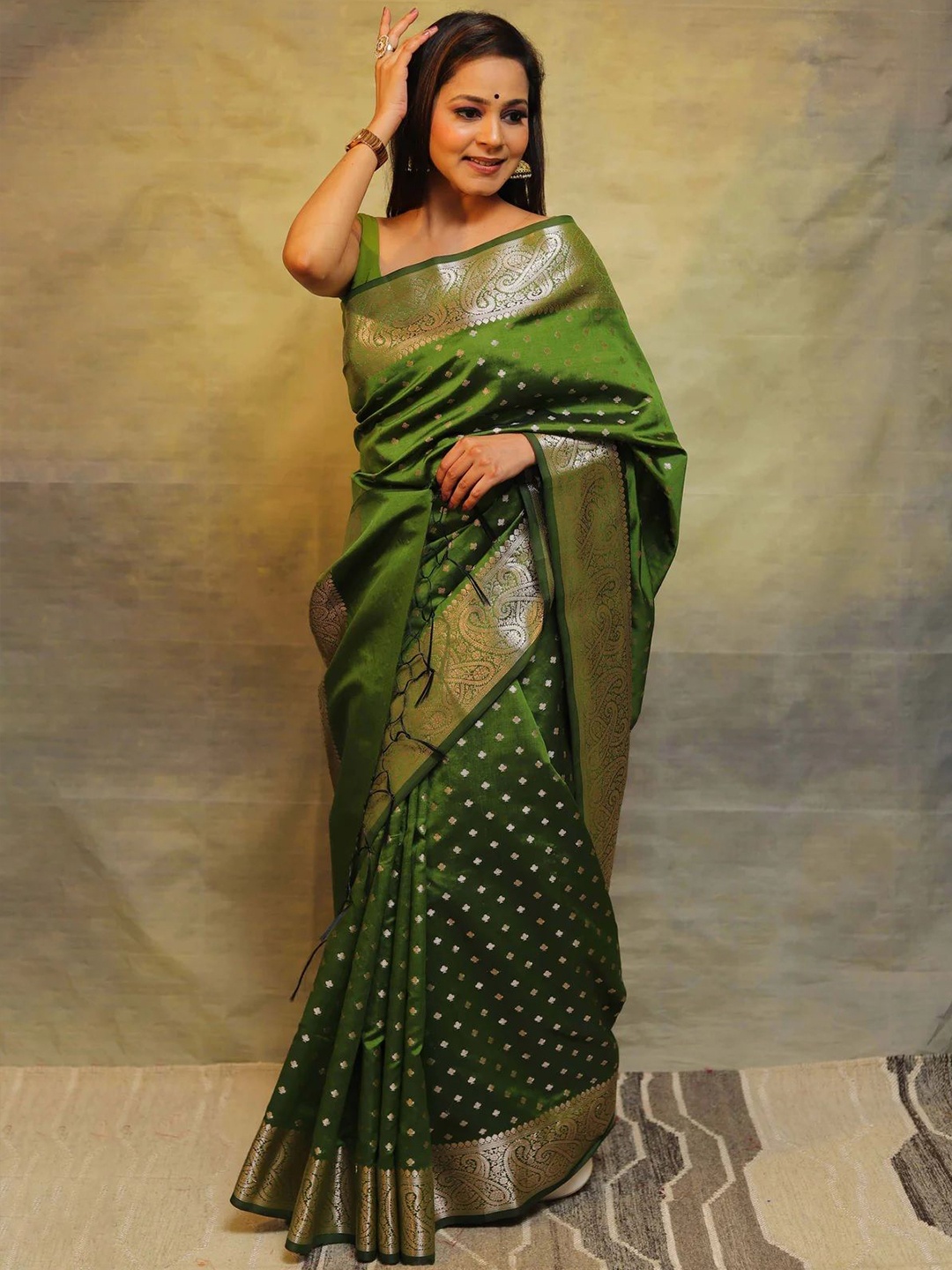 

REALLTREND Woven Design Zari Art Silk Kanjeevaram Saree, Green