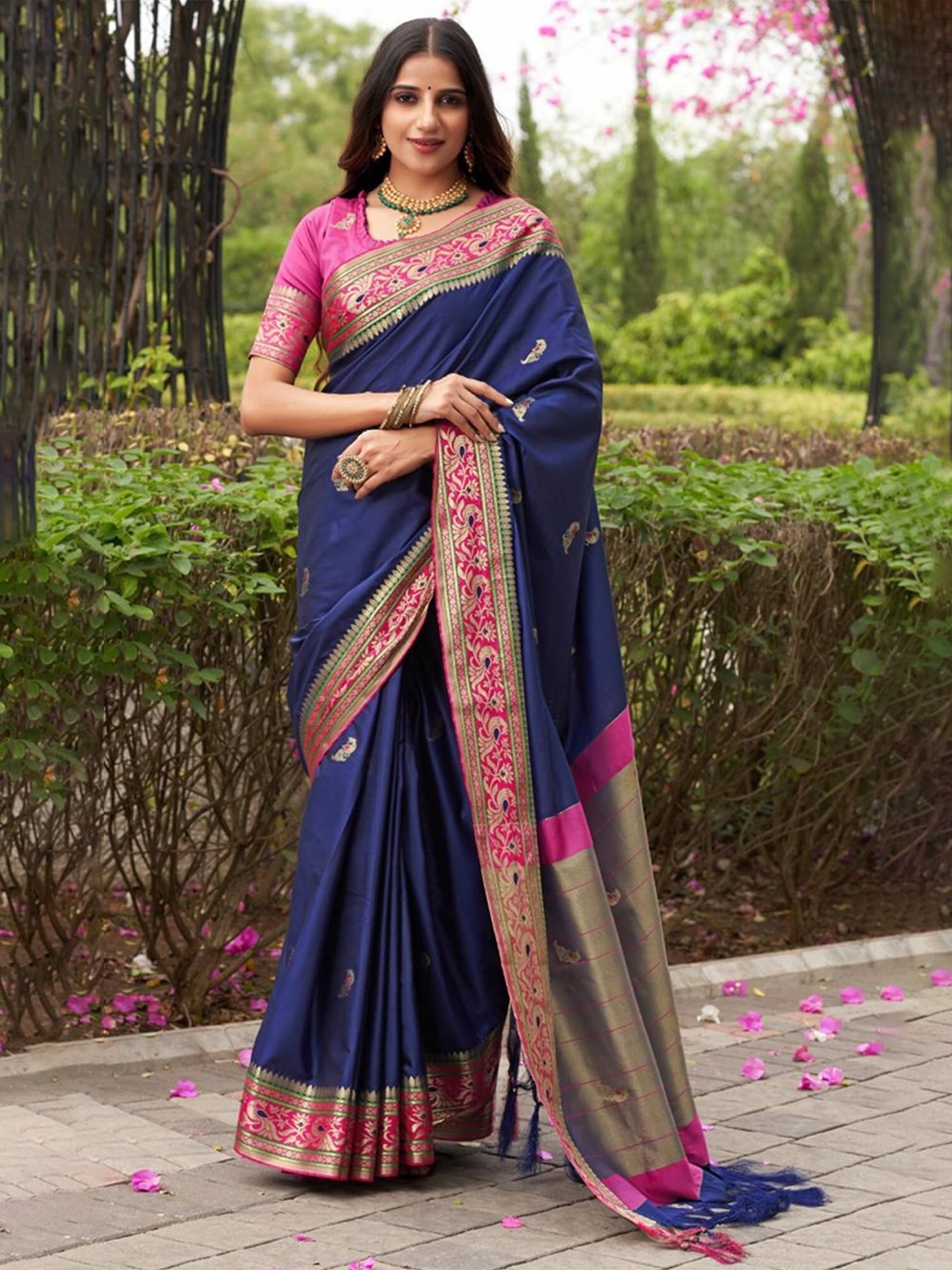 

REALLTREND Woven Design Zari Art Silk Kanjeevaram Saree, Blue