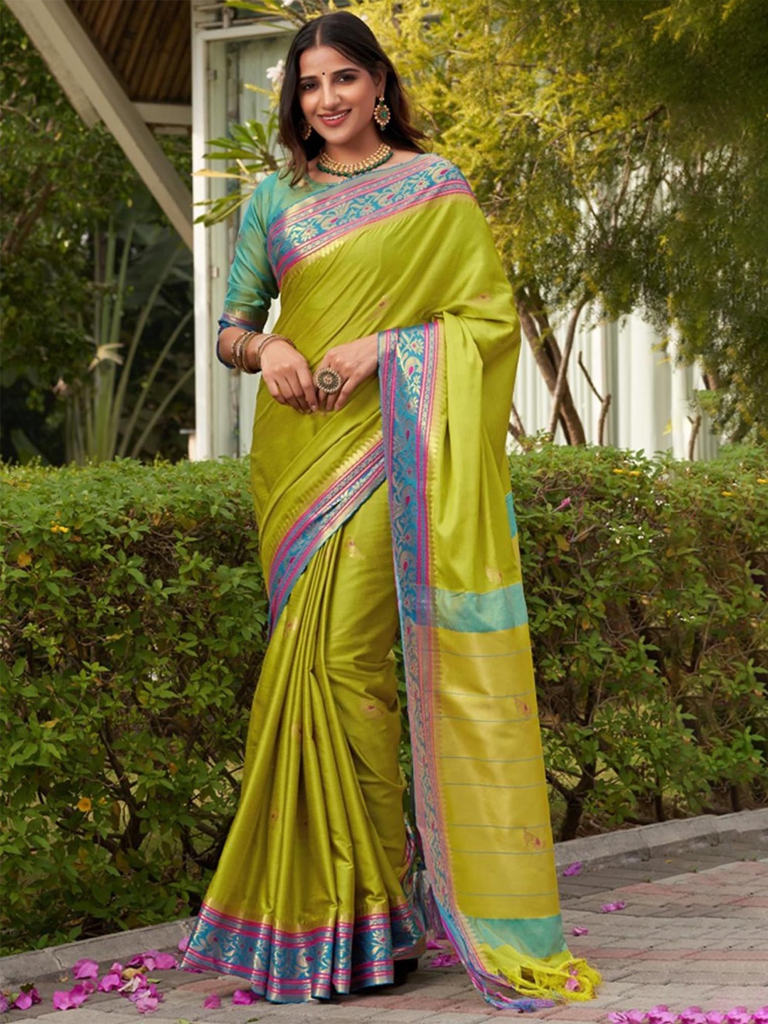 

REALLTREND Woven Design Zari Art Silk Kanjeevaram Saree, Lime green