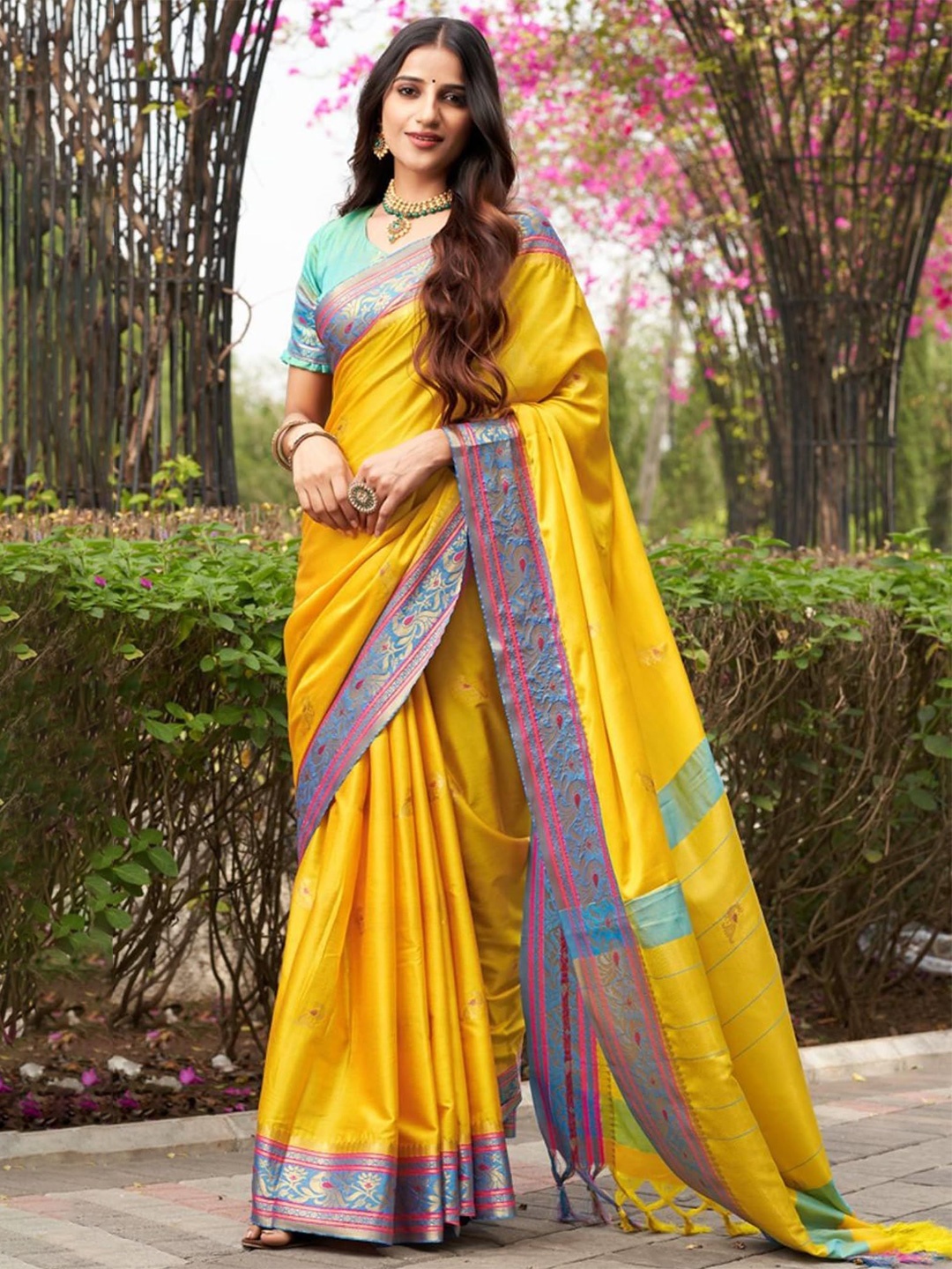 

REALLTREND Ethnic Motifs Zari Art Silk Kanjeevaram Saree, Yellow