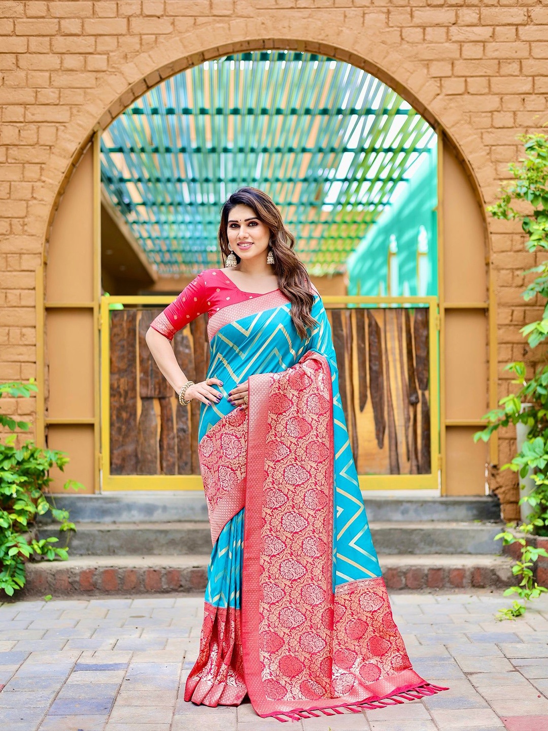 

REALLTREND Woven Design Zari Art Silk Kanjeevaram Saree, Turquoise blue