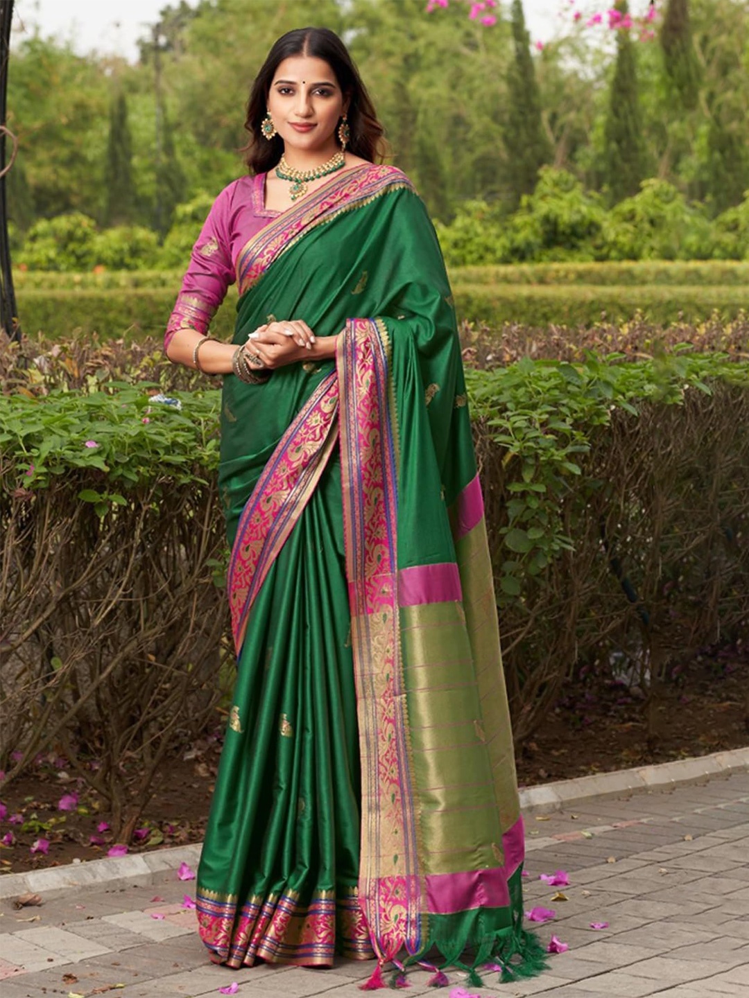 

REALLTREND Woven Design Zari Art Silk Kanjeevaram Saree, Green