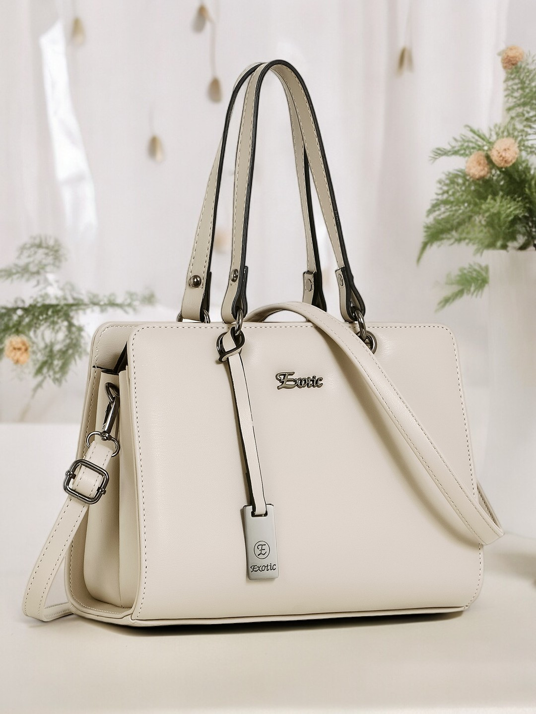 

Exotic Oversized Bucket Handheld Bag with Tasselled, Off white