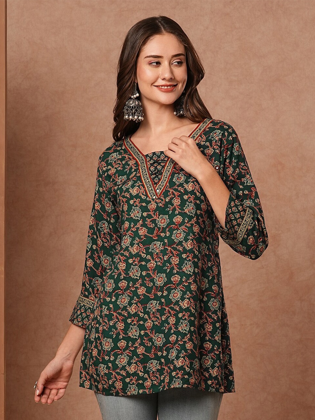 

FASHOR Floral Printed V-Neck Mirror Work Mirror Work Kurti, Green