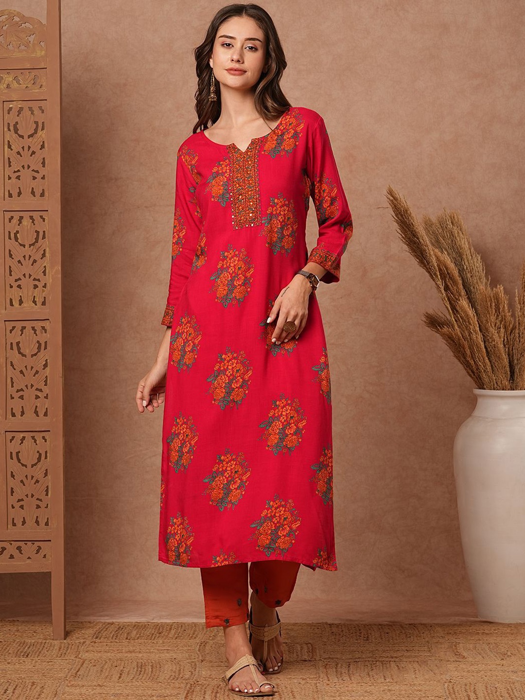 

FASHOR Women Floral Embroidered Flared Sleeves Thread Work Kurta, Pink