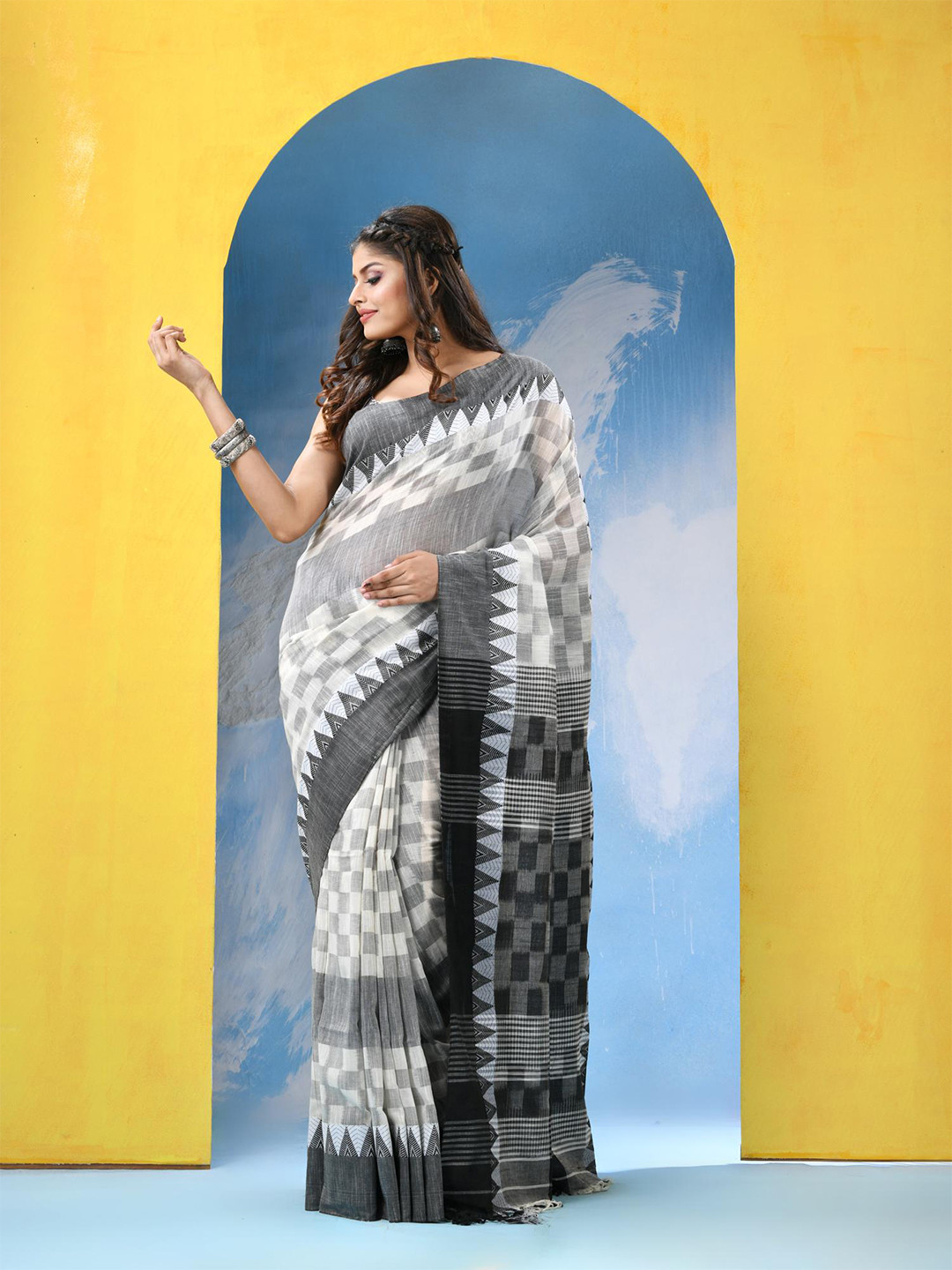 

Angoshobha Woven Design Pure Cotton Saree, White