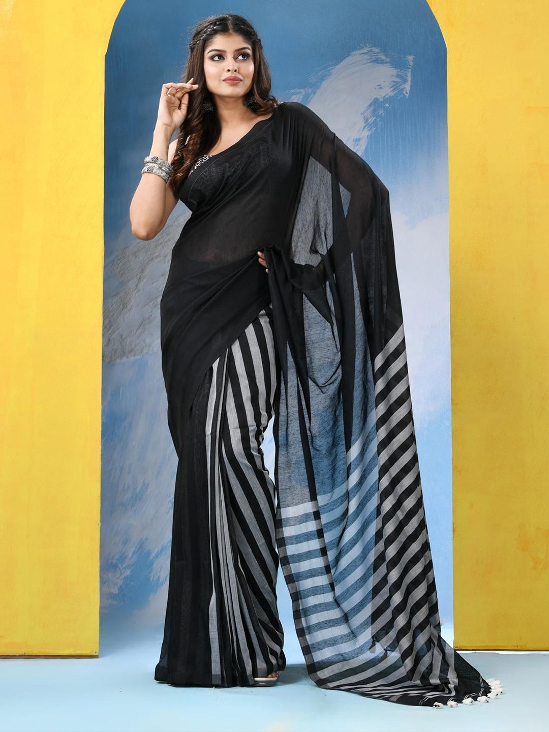 

Angoshobha Woven Design Pure Cotton Saree, Black