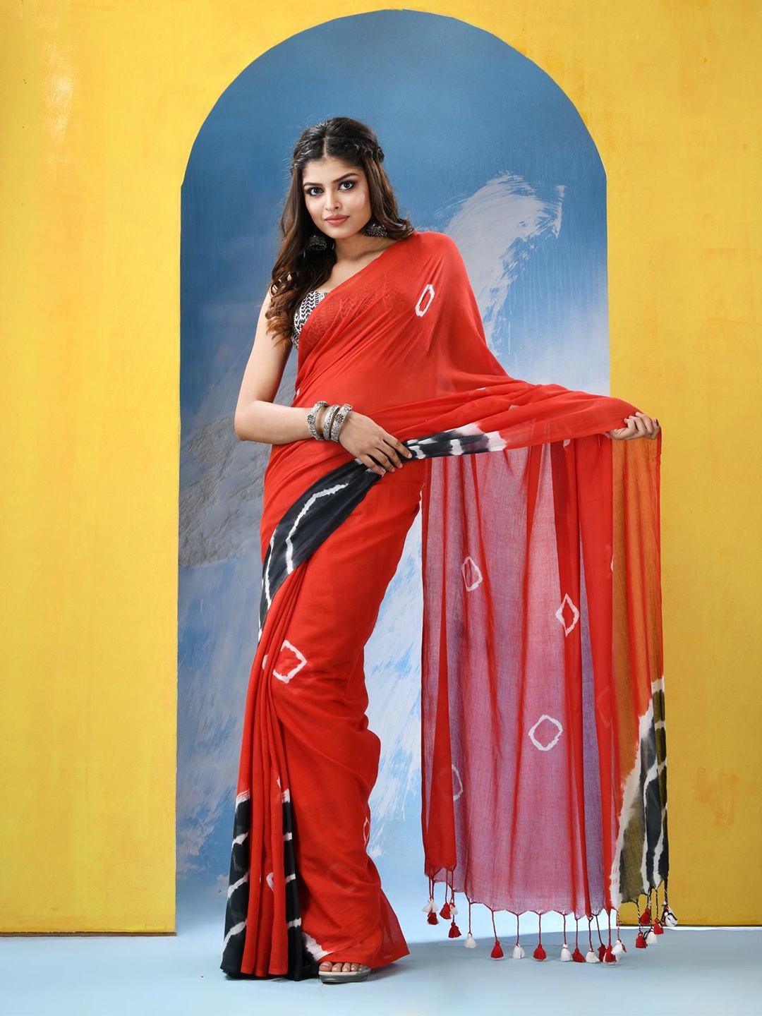 

Angoshobha Bandhani Sequinned Pure Cotton Saree, Red