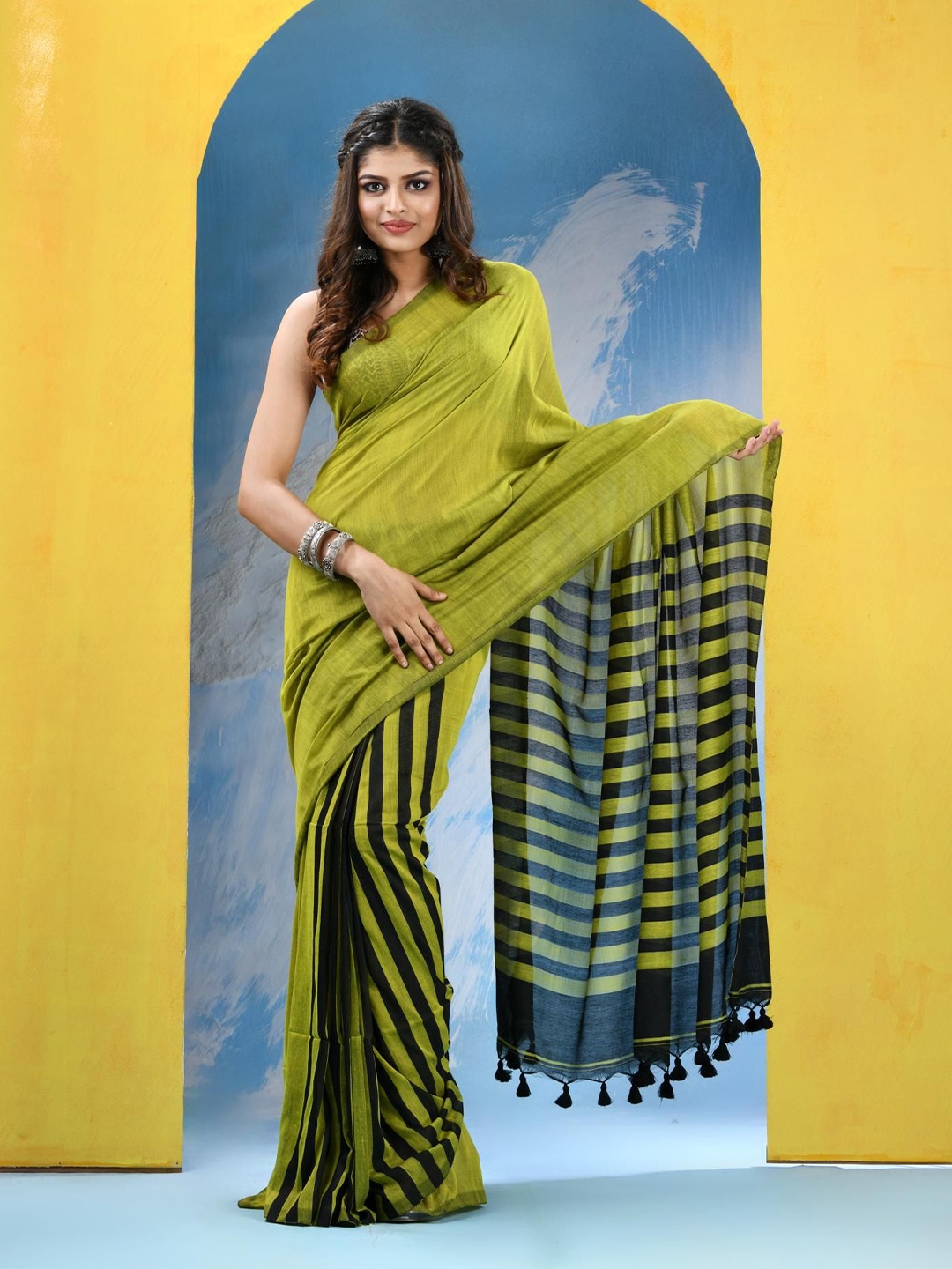 

Angoshobha Woven Design Pure Cotton Saree, Green