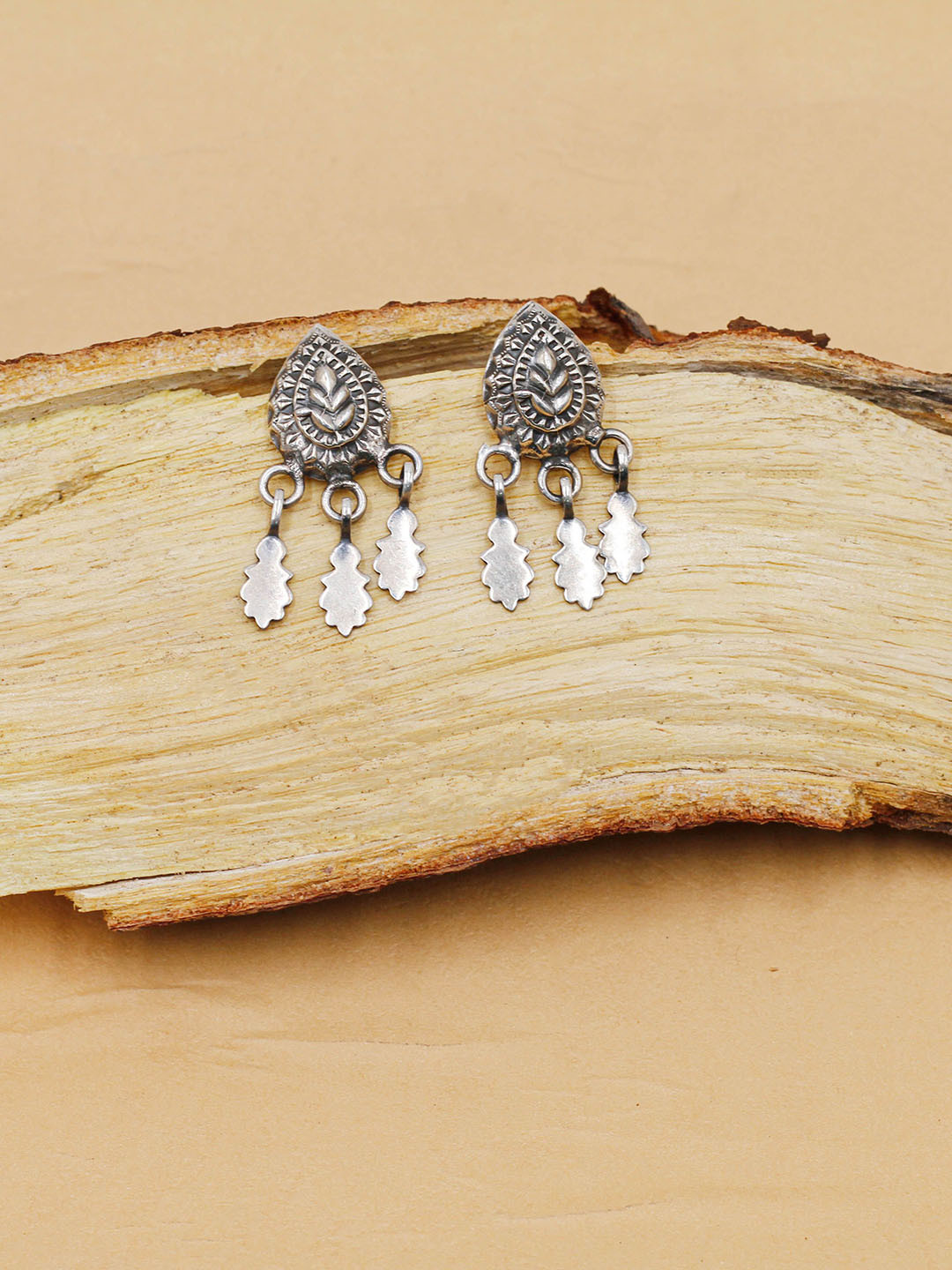

SANGEETA BOOCHRA Leaf Shaped Ear Cuff Earrings, Silver